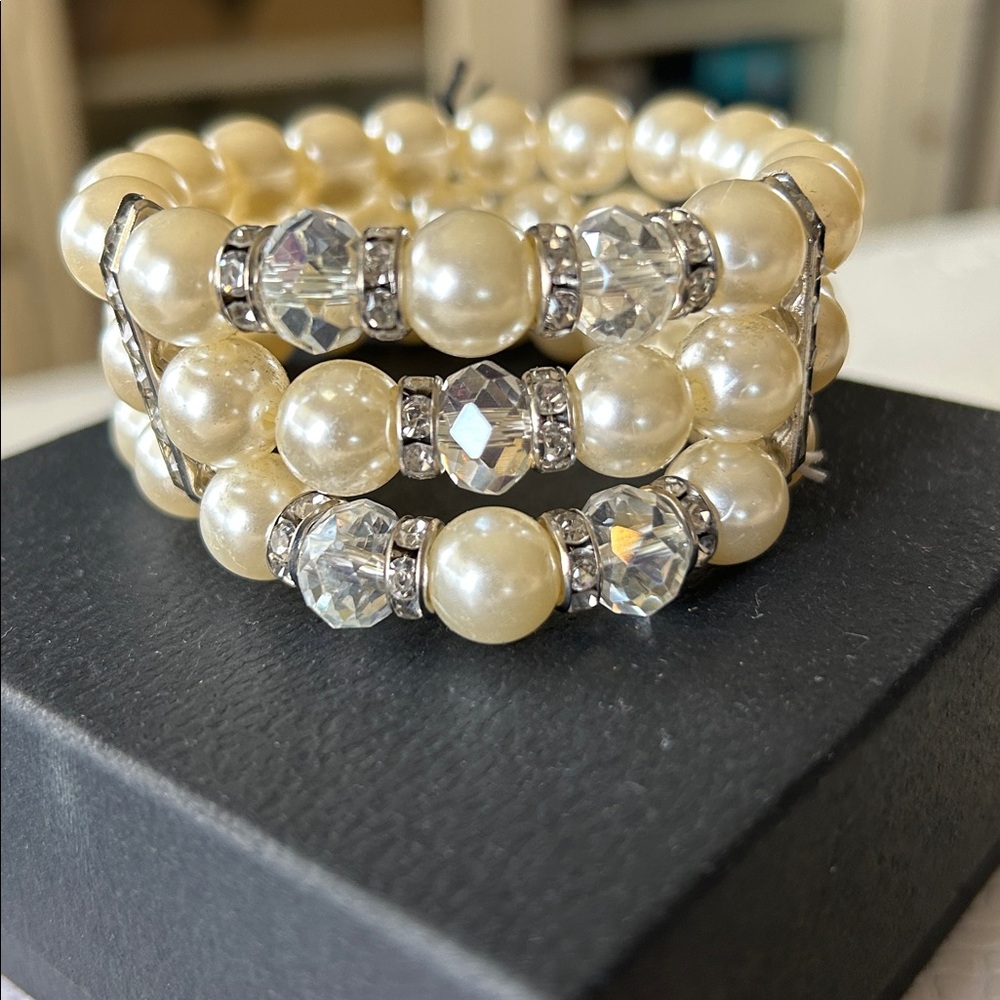 Lustrous Pearl and Crystal Bracelet